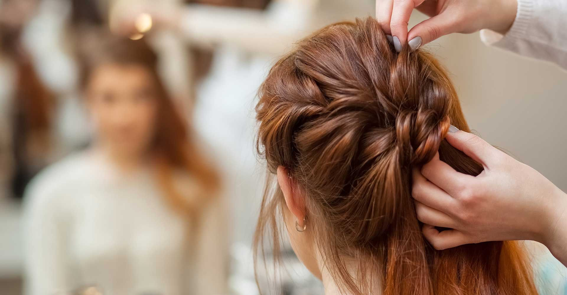 Profissional Fazendo Penteado Em Cabelo Castanho